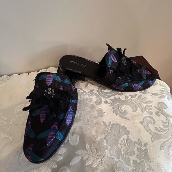 Nine West shoes with bee pattern and ruffled bows with bling. - Picture 1 of 5